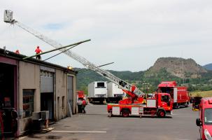 Les pompiers à l'œuvre sur une entreprise capitolienne pour sécuriser le toit.