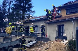 Les pompiers en train de sécuriser la maison sinistrée.
