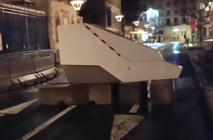 Un radar mobile, posé sur l'avenue du Général de Gaulle. 