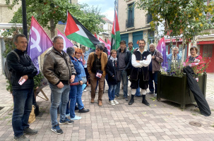 Un petit rassemblement mais un grand symbole pour la démocratie.