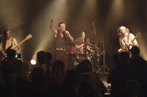 Les fous et talentueux membres du Red Cosmic Orchestra ouvrent la soirée du samedi 24 mai.