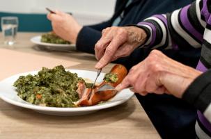 Une personne âgée qui mange