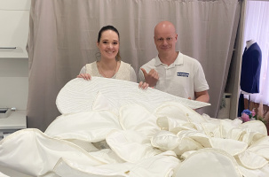 Fannie et Camille prêt pour présenter leur création