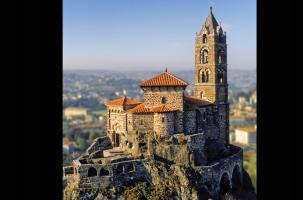 La chapelle construite il y a plus de mille ans à 82 mètres des terres d'Aiguilhe.
