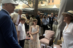 La famille princière à la rencontre de Nathalie Gibert. 