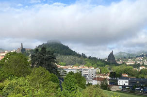 Le Puy-en-Velay sans la statut Notre-Dame-de-France, ça donne ça.