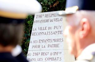 La stèle de mémoire sur le Pont Baccarat au Puy-en-Velay.