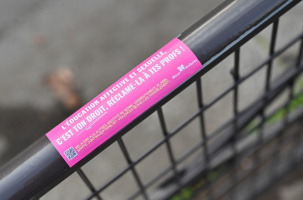 Des stickers en faveur de la loi EVARS collés devant les établissements scolaires
