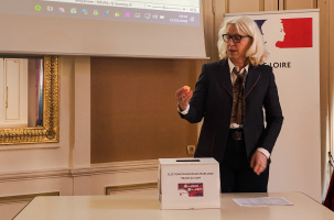 Nathalie Cencic a procédé au tirage au sort pour l'affichage des panneaux électoraux
