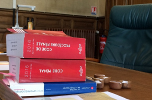 code penal, salle d'audience, tribunal, loi