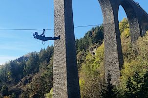 Un vrai voyage spatio-temporel à l'ombre du viaduc centenaire de la Recoumène. 