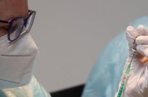 Une infirmière avec une seringue