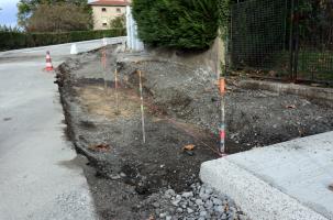 Le trottoir est finalement trop large pour que les bus puissent se croiser correctement. 