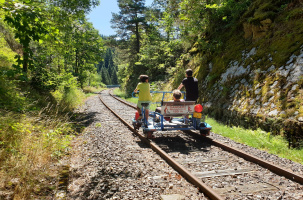 Le Vélorail du Velay est accessible depuis la gare de Dunières.
