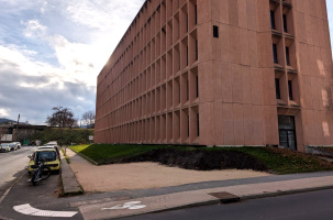 Un terrain a été apprêté pour accueillir les foodtrucks à un endroit stratégique. 