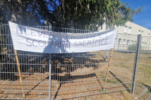 A Yssingeaux, on peut voir une banderole "Elèves sacrifiés"