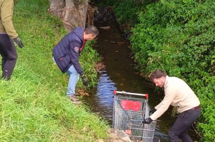 Un charriot dans la rivière.