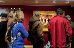 Le public devant l'une des oeuvres du MuMOrsay.