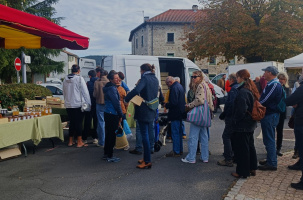 Fête de la Bio à Saint Germain Laprade, les clients font la queue