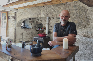 Christian derrière les fourneaux de son gîte.