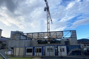 La structure métallique, couplée de bois, en phase d'être totalement installée dans le gymnase du Val-Vert au Puy-en-Velay. 