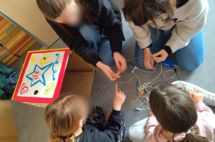 Des jeunes, des talents, des sourires et des cubes qui chantent. 