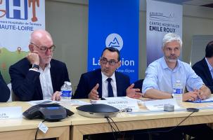 Au centre, Jean-Marie Bolliet, directeur de l'hôpital Emile-roux, quitte le Puy-en-Velay.