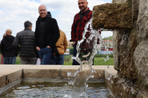 La fontaine a été réhabilitée et alimente le bassin d'orage en contrebas.