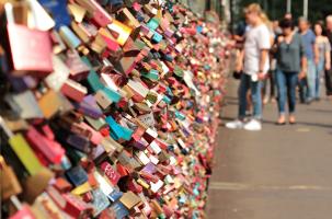 Certains valentins et valentines cadenassent leur amour sur les ponts du pays.