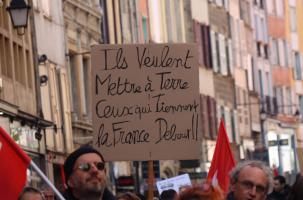 Les pancartes sont autant de lettres hurlées à l'instar des nombreux slogans chantés. 