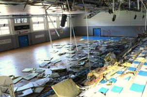 À l'intérieur, une partie du plafond a terminé sur le parquet neuf du gymnase. 