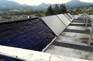 D'innombrables impacts sur les toits des bâtiments du collège Jules-Romain.