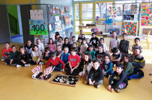 Les élèves fiers de leurs denses créations.