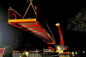 Après un passage "acrobatique" à Lavoûte, la passerelle est arrivée à bon port.