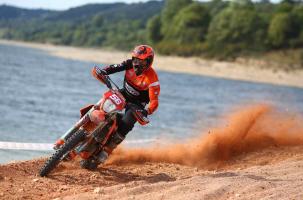 Un enduriste sur les belles rives du lac de Naussac (48).