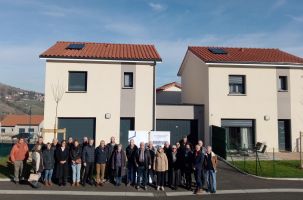 Elus et partenaires devant les maisons toutes neuves à Espaly-Saint-Marcel. 