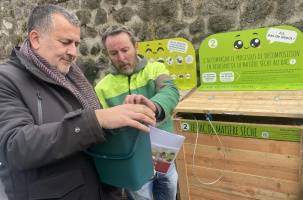 Jean-François Exbrayat et Stéphane Ollier, devant le nouveau composteur place St-Maurice.