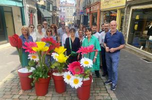 Les commerçants du Puy ont eu la main verte pour fleurir la ville en pétales de tissu. 