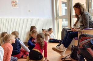 L'artiste Juliette Bentahar devant la vingtaine d'enfants du Devès Enchanté.