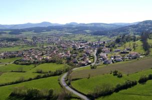 Lantriac, dans le creux des montagnes.