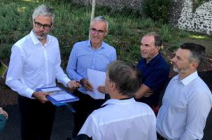 Les différents élus en pleine réunion de travail improvisée sur l'aire de covoiturage.