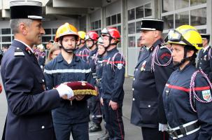 Le Colonel Christophe Glasian remet certaines des nombreuses médailles .