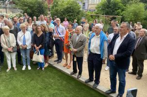 Devant la mairie ponote, les élus de tous bords se sont retrouvés pour déplorer l'attaque.