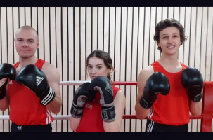  Marine Faure entre Lazhar Semaska (à droite) et Jean-Baptiste Burban (à gauche).