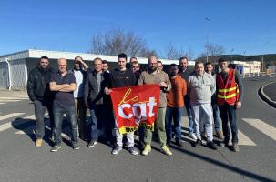 Hervé Bancel, délégué syndical de la CGT 43 Michelin (au centre en kaki). 