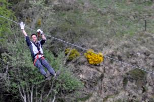 Un journaliste dans les airs. (Photo prise du parapet du viaduc de la Recoumène au Monastier sur Gazeille). 