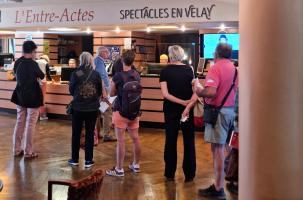 Devant l'accueil du théâtre du Puy-en-Velay. 