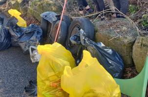 Des détritus par centaines vers la piscine La Vague au Puy.