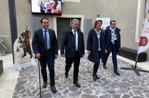 Marie-Agnès Petit accompagne ses confrères dans les rues de la cité vellave.