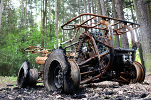 L'engin brûlé occupe le centre d'un espace que nombre de personnes empruntent.